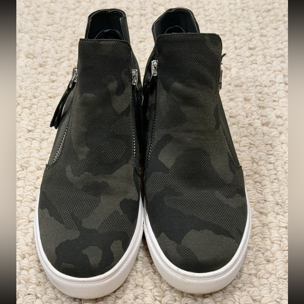 Steve Madden Loxley hidden heel wedges, camo Sz 8